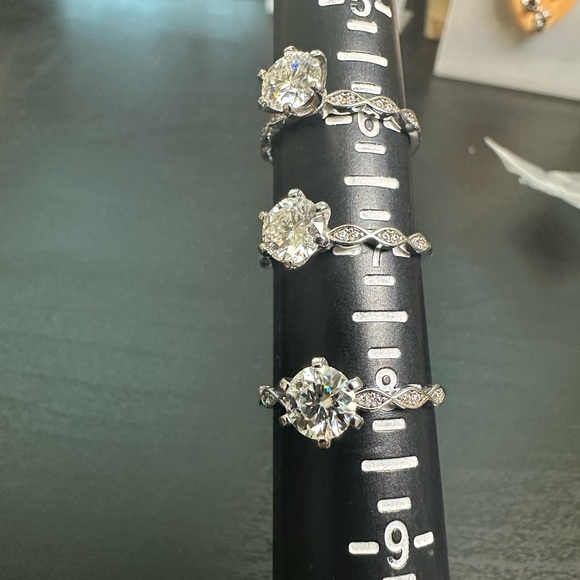 Elegant Silver 1ct moissanite Ring - Picture 3 of 3